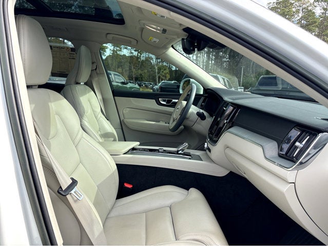 2023 Volvo XC60 Ultimate Bright Theme