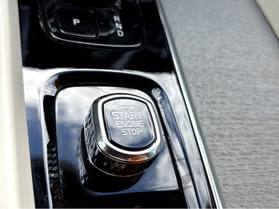 2023 Volvo XC60 Ultimate Bright Theme