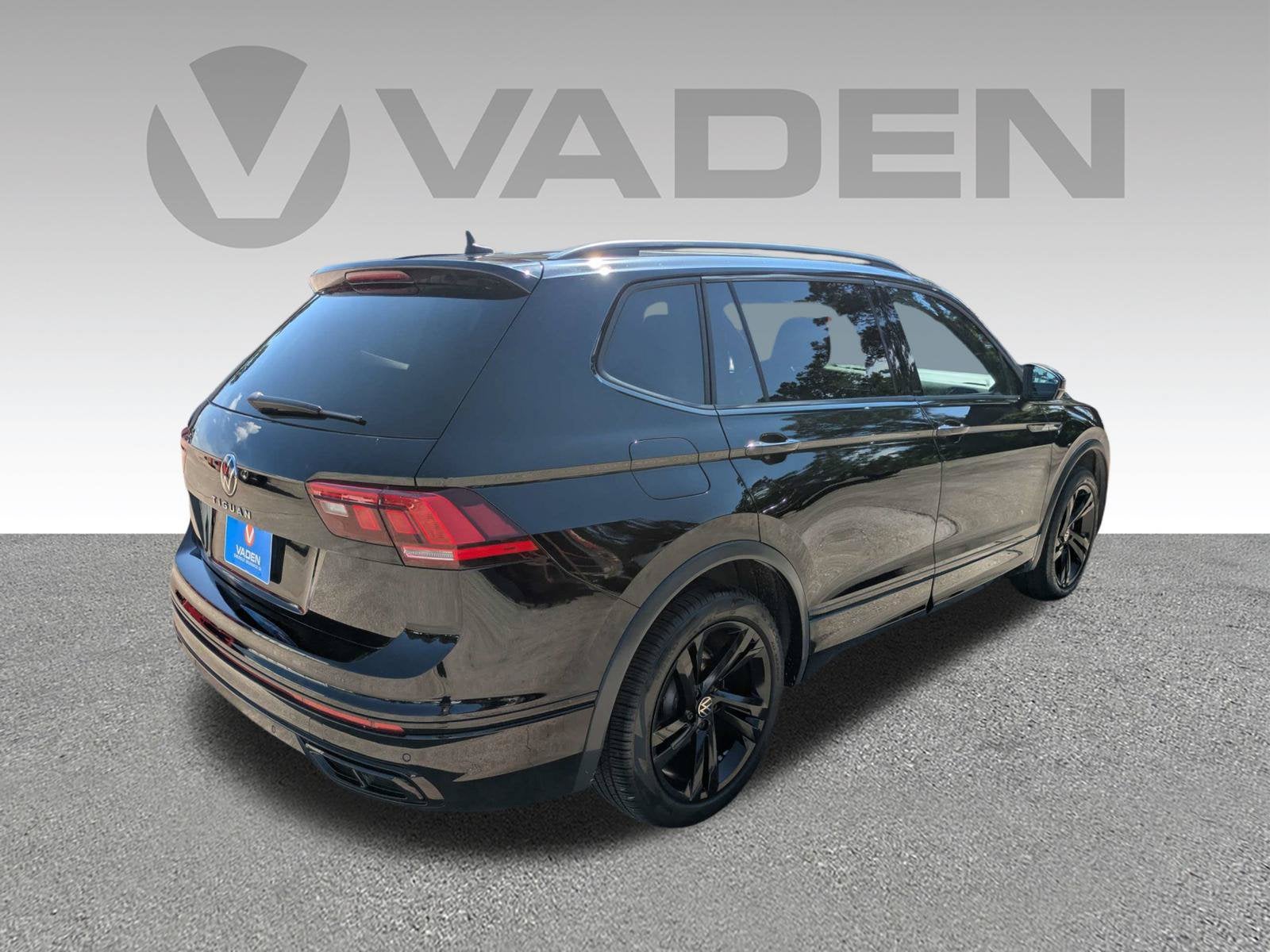 2023 Volkswagen Tiguan SE R-Line Black
