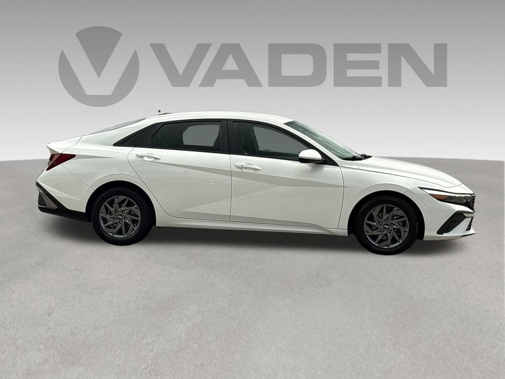 2024 Hyundai ELANTRA Base