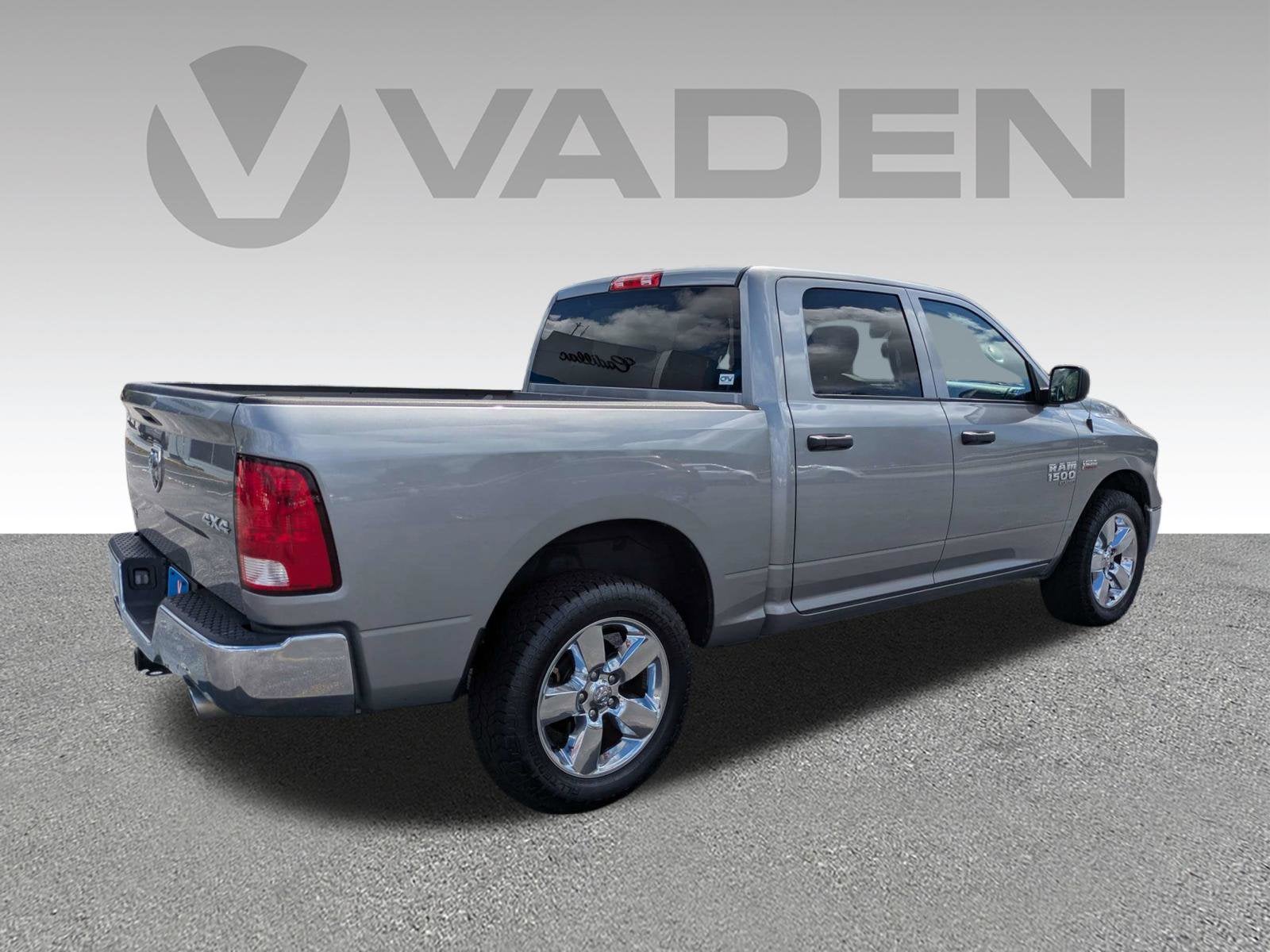 2022 RAM 1500 Classic Tradesman Crew Cab 4x4 5'7" Box