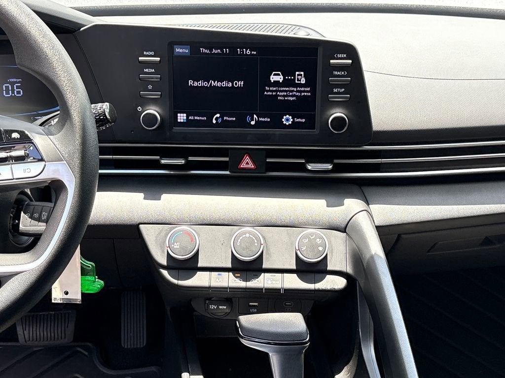 2025 Hyundai ELANTRA SE