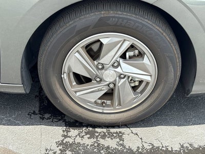 2025 Hyundai ELANTRA SE